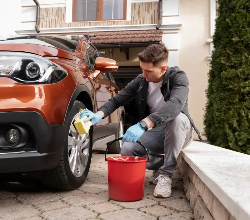 Lavage auto à domicile Fontenay-Trésigny : professionnel intervenant sur un véhicule